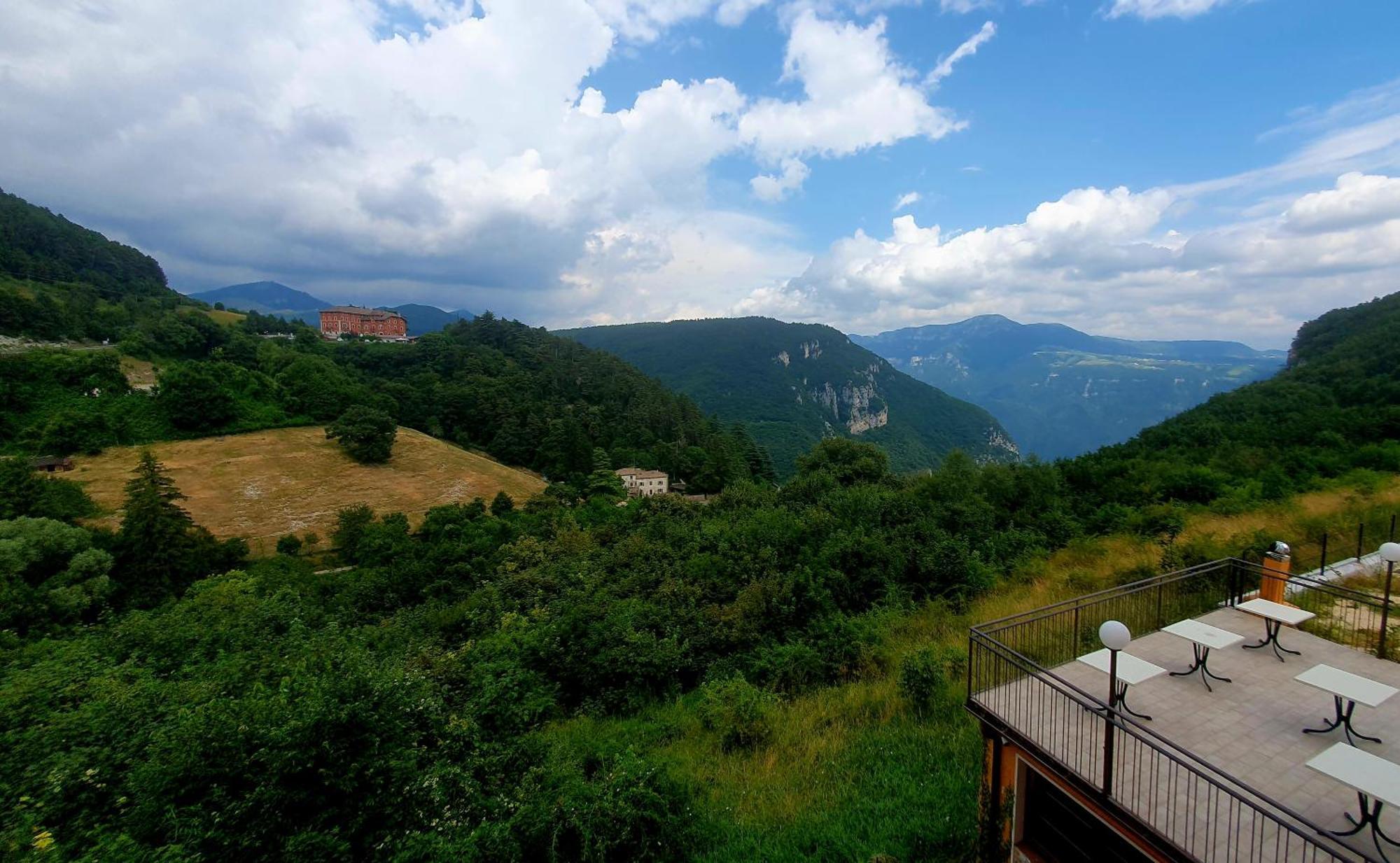 Hotel Serena Spiazzi Di Caprino Экстерьер фото